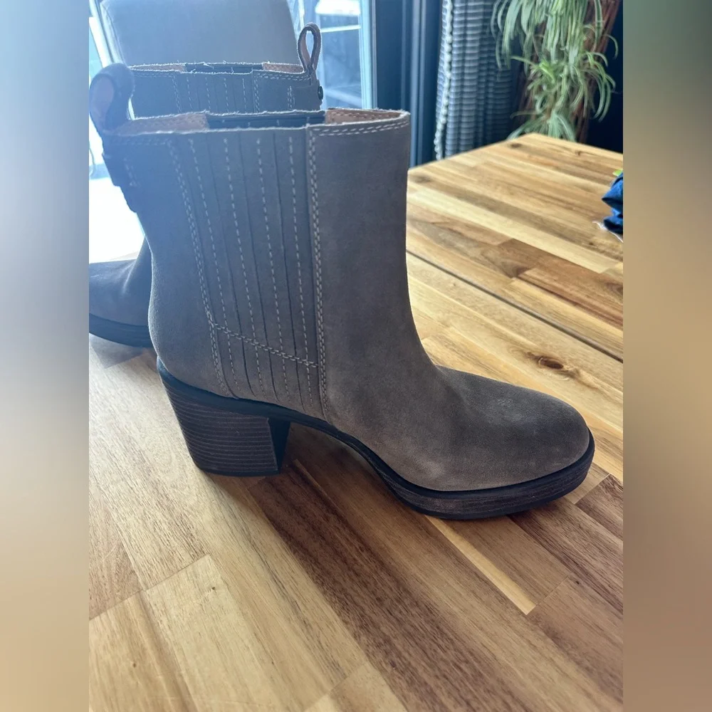 Crown Vintage Capari Bootie Block Heel Suede Leather Taupe‎ Size 10